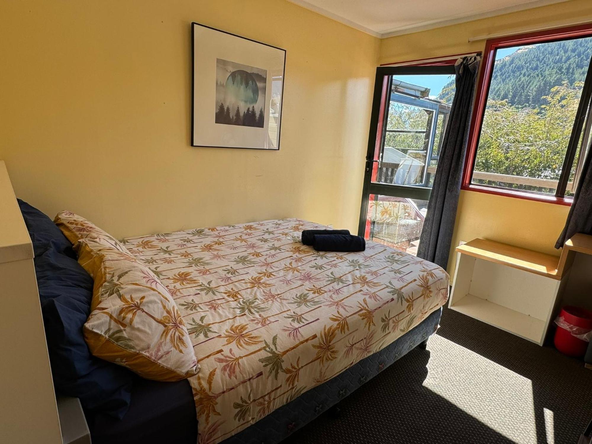 Southern Laughter Backpackers Queenstown Exterior photo